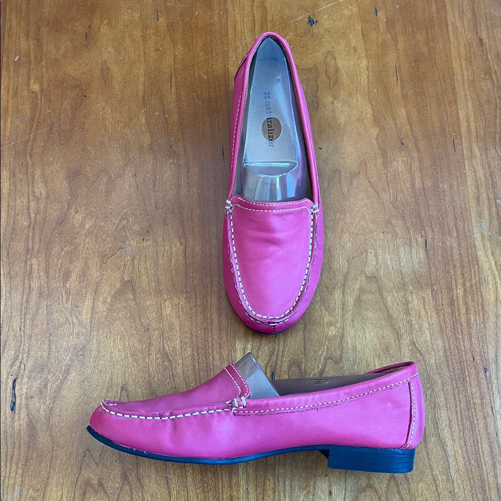Naturalizer Simmons Coral Pink Leather Loafers w/Cushioned Suede Insoles.  7.5W - Picture 4 of 10